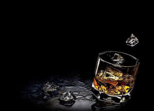 威士忌杯，杯中有冰塊，放在深色潮濕表面上。 — 乾淨 壁紙