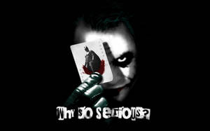 小丑手持沾血的小丑牌和文字「Why so serious？」 — 臉 壁紙