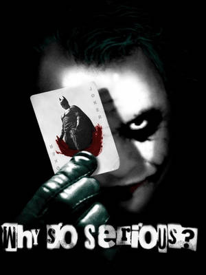 小丑拿著一張帶有蝙蝠俠圖像和血跡的小丑牌，問 why so serious — 小丑 壁紙