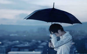 雨中城市中持黑色雨傘的人，黃昏 — 孤獨悲傷 壁紙