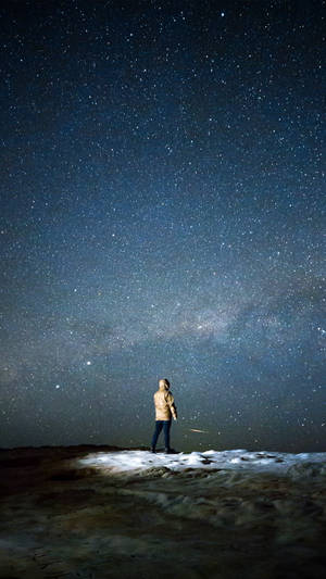 人站在雪山上，星空夜空，銀河可見 — 三星平板桌布 壁紙