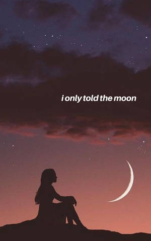 一個女人的剪影坐在新月和星空下的山丘上。 — 高畫質月亮 壁紙
