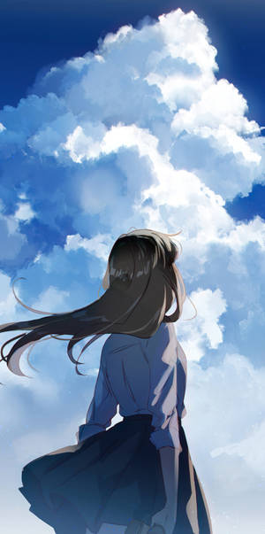 長髮動漫女孩仰望明亮的藍天，有蓬鬆的白雲。 — 可愛動漫女孩 壁紙