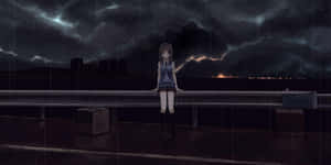 穿著校服的動漫女孩在夜晚的雨中天橋上獨自站立，頭頂是暴風雲。 — 動漫女孩連帽上衣 壁紙