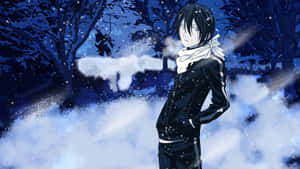 動漫男孩身穿黑色外套和白色圍巾，夜晚站在雪地森林中。 — 流浪神差 壁紙