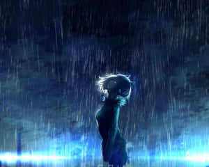動漫角色在夜晚的藍色光芒下站立於雨中。 — 5:4 壁紙