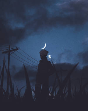 夜晚新月下，動漫角色站在高草叢中。 — 火影忍者 卡卡西 壁紙