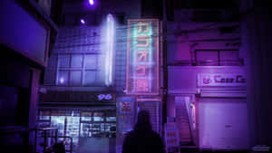 夜晚在霓虹燈照亮的小巷中行走的人的剪影。 — 紫色動漫美學 壁紙