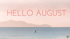槳板划手在平靜的海上，有山脈和粉紅色天空文字 hello august — 夏日美學動畫 壁紙