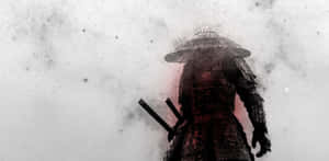 身穿深色盔甲和草帽的武士戰士，站在迷霧中，背後有紅光。 — 動漫戰鬥 壁紙