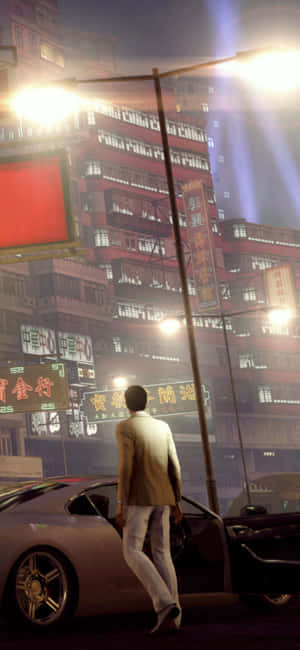 穿著米色西裝的男人在霓虹燈閃爍的夜晚城市中站在銀色跑車旁邊。 — 電玩遊戲 GIF 壁紙