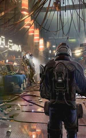 穿著暗色裝甲的 cyberpunk 角色，站在一條佈滿霓虹燈、掛著電纜和發光招牌的小巷中。 — 電馭叛客2077 壁紙