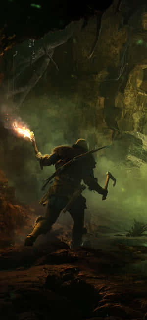 戰士手持火炬和斧頭在黑暗迷霧洞穴中前行 — 電玩遊戲 GIF 壁紙