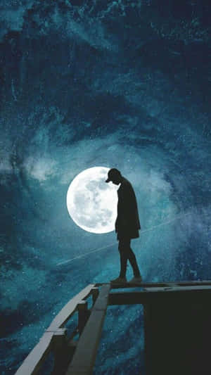 一個人在碼頭上的剪影，在星空宇宙天空下的大月亮下。 — 孤獨 壁紙
