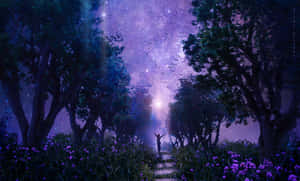 夜晚在森林中，星空下站著一個人，周圍有發光的花朵 — 夢幻 GIF 壁紙