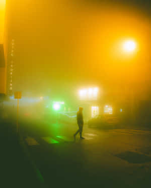 夜晚一個人在霧氣瀰漫的霓虹城市街道上行走。 — 洛杉磯日落 壁紙