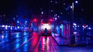 夜晚站在濕漉漉的電車軌道上霓虹燈光下的人。 — 霓虹紫 壁紙
