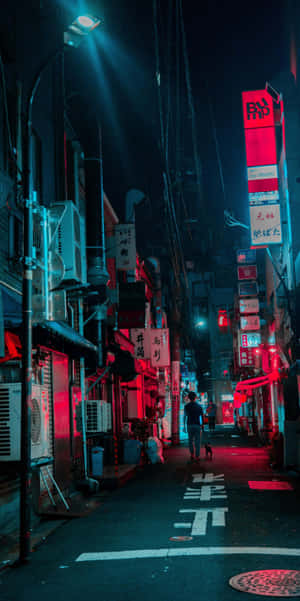 一個人在夜晚獨自穿過一條充滿活力的霓虹燈照亮的日本小巷。 — 日式暗黑 壁紙
