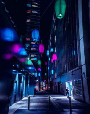 夜晚喺一條發光嘅霓虹燈城市小巷入面，有人行過，掛住燈籠。 — 城市燈光 壁紙