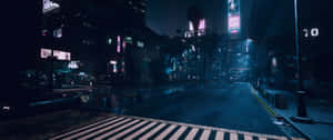 一個人在夜晚穿過濕漉漉嘅城市街道，下方係發光嘅霓虹招牌。 — 霓虹燈 壁紙