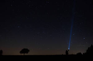 人手持手電筒指向夜空中的星星 — 夜空 壁紙