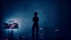 夜晚霓虹城市燈光下，一個人站在雨中的剪影。 — 電馭叛客2077 壁紙
