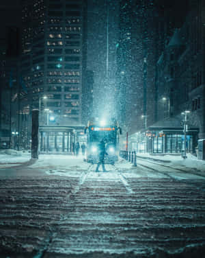 在雪夜城市中走向巴士的人
