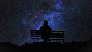 人在長椅上，星空下，有藍色星雲 — 藍色銀河 壁紙