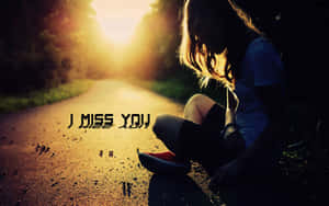 日落時分獨自坐在路上的人，帶有文字 I MISS YOU — 我想你 壁紙