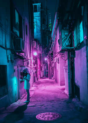 女人拿著透明雨傘在夜晚的霓虹小巷中行走。 — 霓虹紫 壁紙
