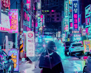 一個人拿著透明雨傘，在夜晚霓虹燈閃爍的雨街上行走。 — 城市 壁紙