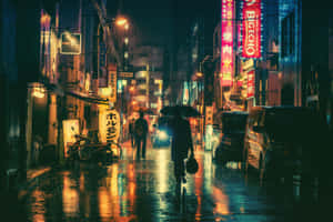 夜晚在雨中霓虹燈照亮的日本城市街道上撐傘行走的人。 — 夜晚 壁紙