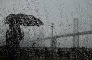 撐傘的人透過雨窗觀看橋樑 — 凋零風暴 壁紙
