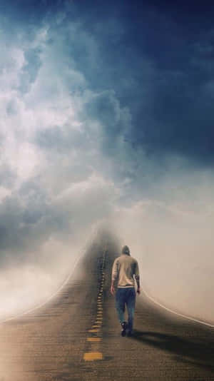 一個人獨自走在霧氣瀰漫的道路上，消失於雲層中。 — 男孩 壁紙