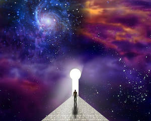 一個人的剪影在充滿星星和星系的宇宙天空中走向一個發光的鑰匙孔。 — 光線 壁紙