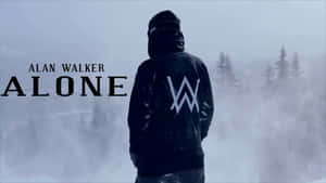 穿著帶白色標誌黑色連帽衫的人站在雪地森林中，文字顯示Alan Walker Alone。 — 艾倫·沃克 GIF 壁紙