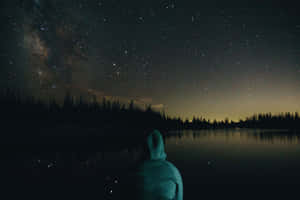 穿連帽衫的人晚上在湖上看星星 — 孤獨 壁紙