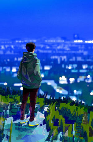穿著連帽衫的人從綠色懸崖邊緣俯瞰夜晚發光的城市。 — 獨自一人 壁紙
