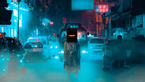 穿著風衣的人走在夜晚霓虹燈照亮且下雨的城市街道上。 — 多色 壁紙