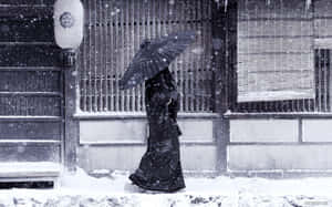 穿著黑色和服撐傘的人走在積雪的日本街道上。 — 冬季風景 壁紙