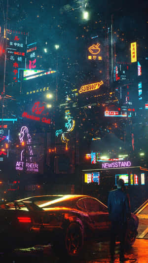 夜晚，一個人在霓虹燈照耀的雨城中站在汽車旁。 — 賽博龐克城市 壁紙