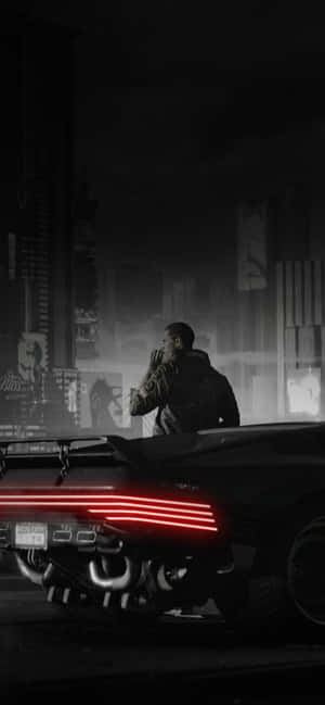男子站在未來風格的汽車上，身處黑暗的霓虹城市夜景中 — 電馭叛客2077 壁紙