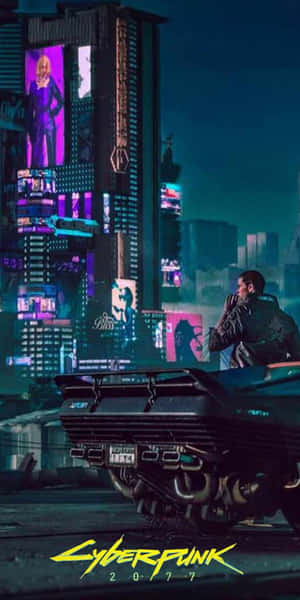 夜晚霓虹燈照亮的賽博龐克城市中，一個人站在未來主義的汽車上。 — 18:9 壁紙