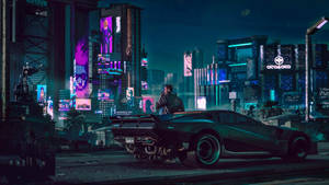 一個人站在未來主義汽車上，發光的霓虹城市夜景。 — 電馭叛客2077 壁紙