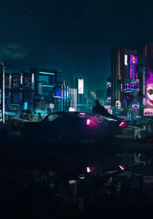 夜晚，在霓虹燈照亮未來城市中，一個人站在發光汽車旁的剪影。 — OnePlus Pad 3 壁紙