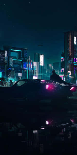 一個人在霓虹城市夜晚中站在發光汽車旁的剪影。 — Pixel 3 壁紙