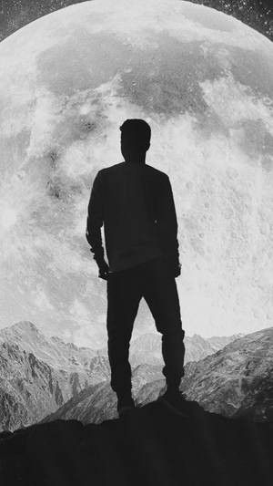 人站在山頂仰望夜空中巨大的月亮 — 月光 壁紙