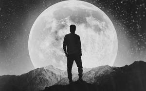 一個人在巨大月亮和星星下的山頂上站立的剪影。 — 獨自一人 壁紙
