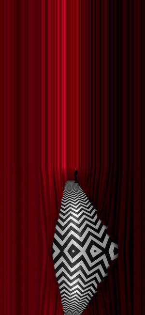一個人在紅色窗簾之間的黑白 zigzag 小徑盡頭。 — 簡約 壁紙