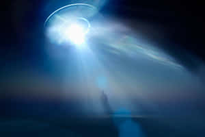 一個人的剪影在繁星點點的夜空中仰望發光的UFO。 — 太空船 壁紙